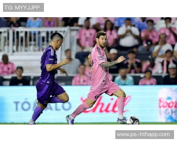 梅西怒斥裁判任意球争议现场频繁摆球与手势互动引发热议