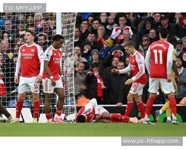 阿森纳前场定位球险情加布里埃尔头球击中横梁赖斯补射被挡